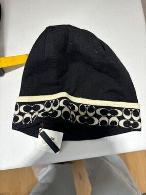 Coach mini sig hat: small Black Beanie with Cream Signature C Border